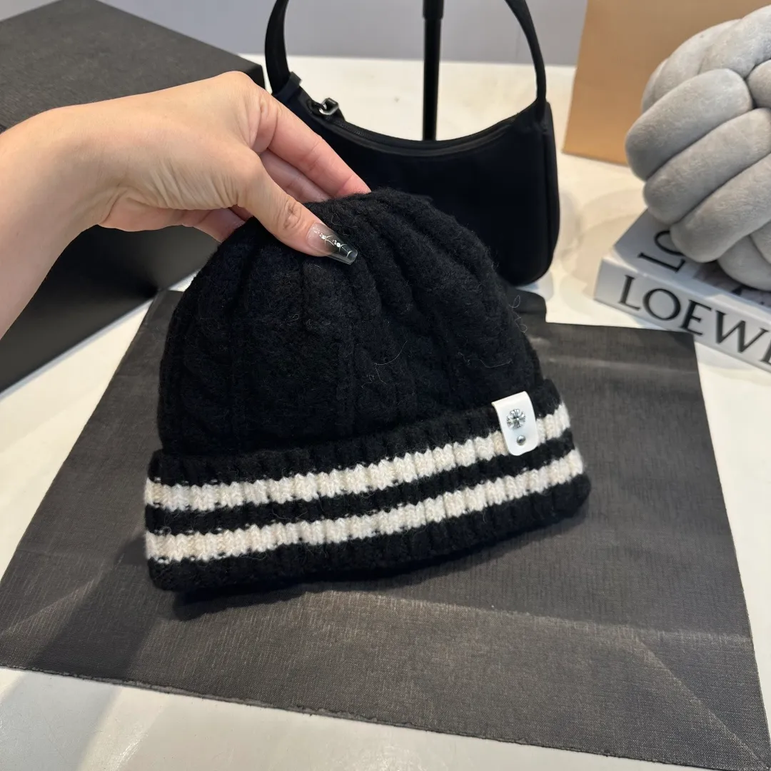 P60 Crow Heart Autumn and Winter Wool Knitted Beanie This must be the favorite of minimalism. It is clean, neat, fashionable and versatile, and will definitely not be picky about your face shape! A fashionable classic that lasts forever! Fashionable black and white can be purchased together!
